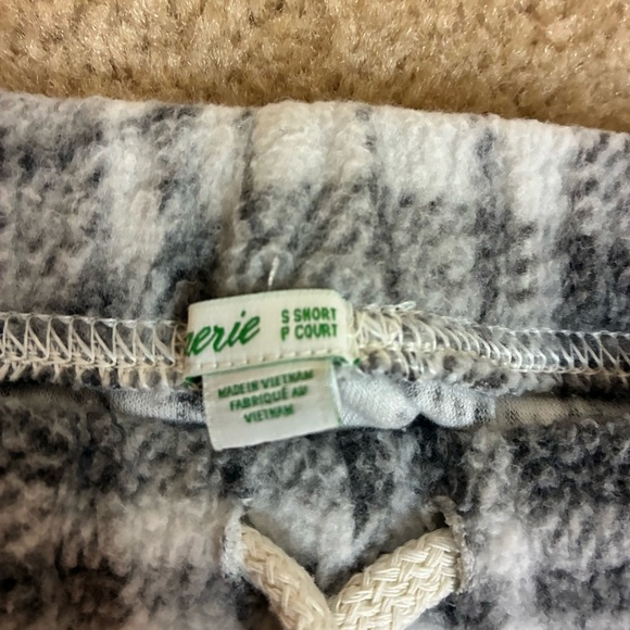 Aerie Gray and White Plaid Fleece PJ’s - Small Short - Picture 8 of 16